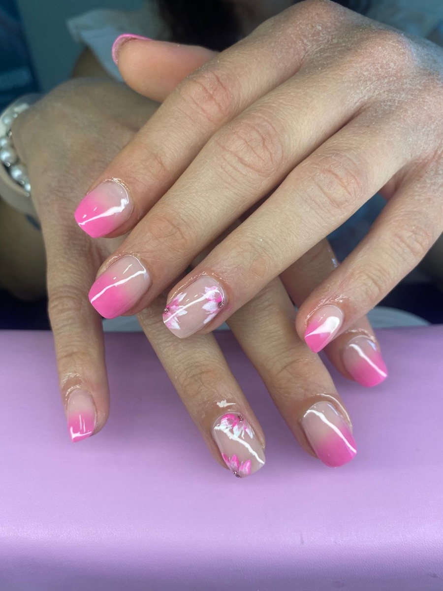 Uñas rosas degradadas con flores — Dewi Nails